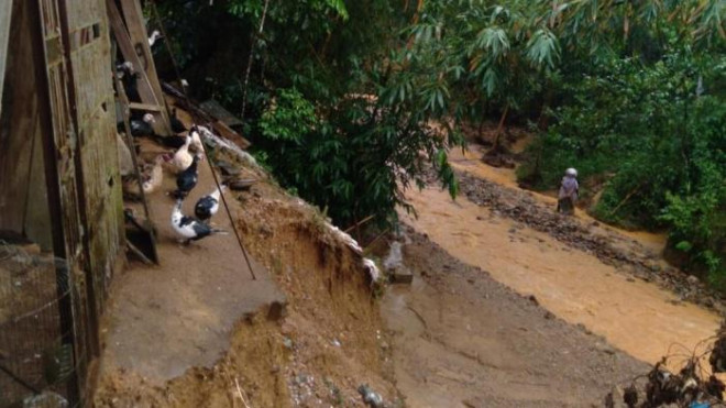 Nước lũ xói sạt tường nhà và cuốn trôi chuồng trại chăn nuôi "tăng gia sản xuất" của anh Quỳnh. Nhưng anh vẫn cùng anh em công nhân tập trung bám đường, lái máy xúc lật hót dọn điểm sạt lở.