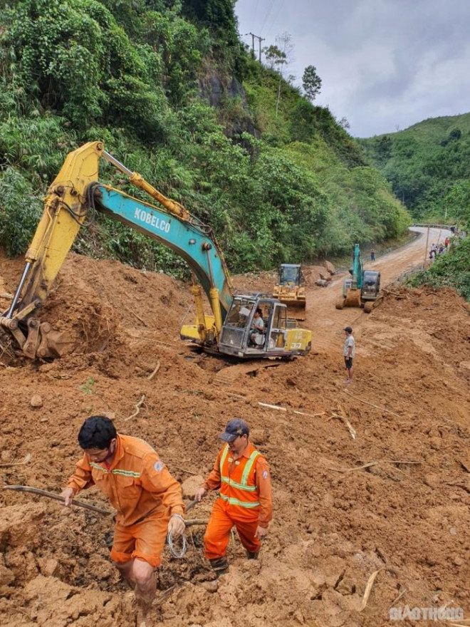 Vất vả, gia đình khó khăn nhưng anh Thìn (phải) cùng anh em nỗ lực hết mình công việc.