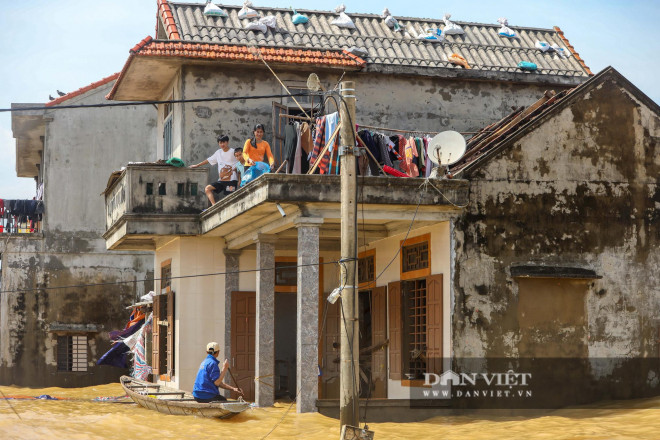 Ngập sâu trong nước lũ, lại nằm cách xa những khu vực có đoàn tiếp tế đi qua, người dân xã Phú Thọ bị cô lập nhiều ngày liền trong tình trạng thiếu thốn đồ ăn, nước uống.