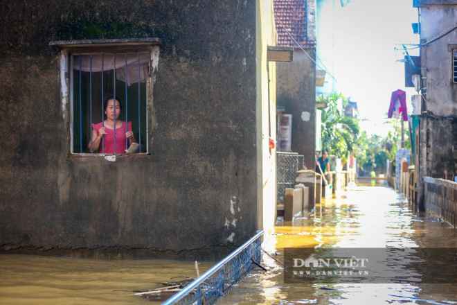 Không có phương tiện để di chuyển ra bên ngoài, người dân tại thôn Phú Thọ như bị giam cầm trong chính ngôi nhà của mình, chỉ biết hy vọng ngày nào đó sẽ có đoàn tiếp tế ghé qua.