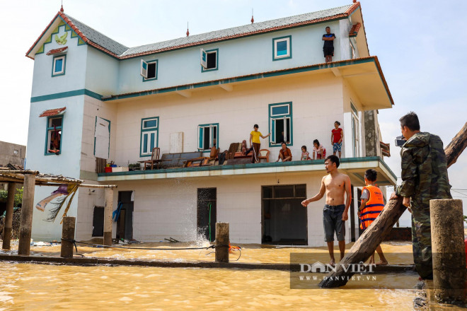 Giữa vùng nước ngập sâu ở thôn Phú Thọ có một ngôi nhà với gần 30 người đang sinh sống.