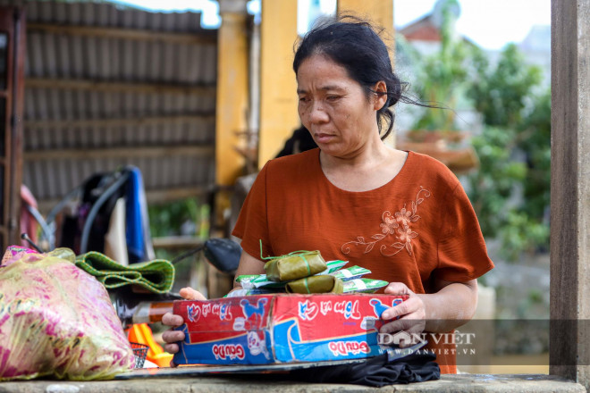 Bà Nguyễn Kim Phượng (thôn Phú Thọ, xã An Thủy, Lệ Thủy, Quảng Bình) cho biết, là người khiếm thị nên những ngày vừa qua, bà không thể tự xoay xở đồ ăn, nước uống, "Hầu hết là nhờ hàng xóm mang qua chia cho nhưng tôi được ít lắm, nhà tôi lúc nào cũng trong cảnh đói, khát. Hôm nay may sao có đoàn cứu hộ tìm vào tận nơi, tôi thật sự xúc động", bà Phượng nói thêm