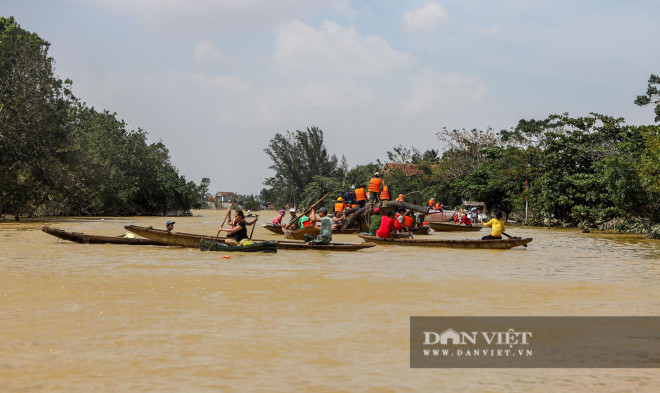 Những ngày vừa qua, sau khi nước rút dần, nhiều đoàn từ thiện đã đẩy mạnh hoạt động cứu trợ, tiếp tế lương thực, nhu yếu phẩm, mang đến niềm vui cho cho bà con trong vùng ngập sâu.