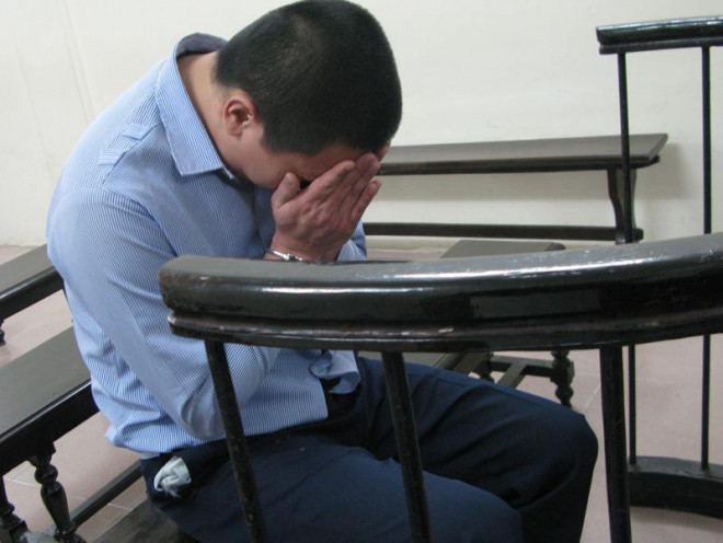 Bị cáo Nguyễn Thành Đồng ôm mặt khóc nức nở vì ân hận.