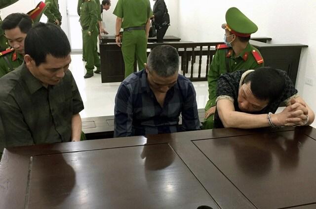 Nguyễn Văn Trung (ngồi giữa) tại phiên tòa