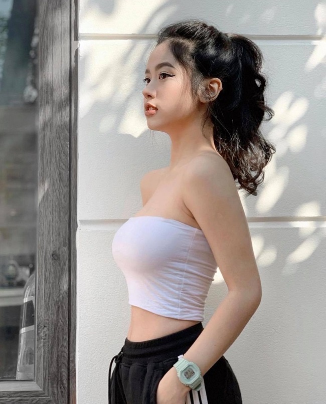 Street style của cô nàng cũng khá đơn giản. Chỉ cần một chiếc áo crop top kiểu dáng quây kết hợp cùng quần jogger, sneaker, đồng hồ... là đủ toát lên vẻ trẻ trung, năng động và không kém phần gợi cảm.
