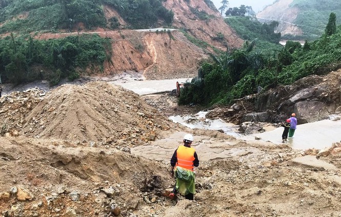 &nbsp;Lực lượng chức năng khẩn trương tìm kiếm nạn nhân mất tích tại thủy điện Rào Trăng 3.