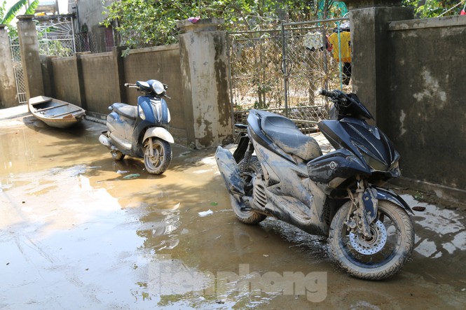 &nbsp;Thôn Quảng Xã, xã Tân Ninh, huyện Quảng Ninh cũng là địa phương phải hứng chịu hậu quả nặng nề vì mưa lũ. Xe máy, đồ điện của người dân bị hỏng hóc.