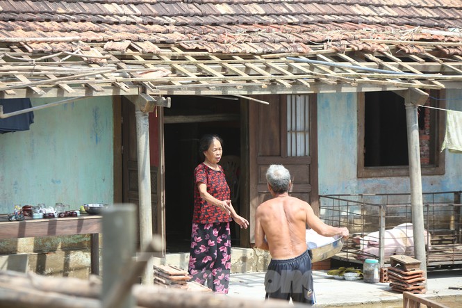 &nbsp;Tường đổ sập, cảnh tượng tiêu điều, người dân thất thần vì tài sản cả đời tích cóp đã trôi theo dòng nước lũ