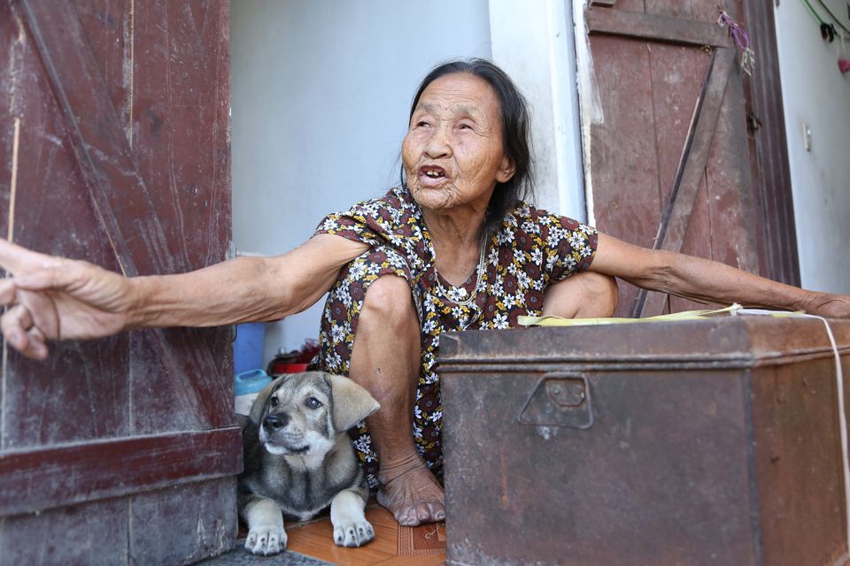 &nbsp;Hòm quần áo của cụ&nbsp;Thư.