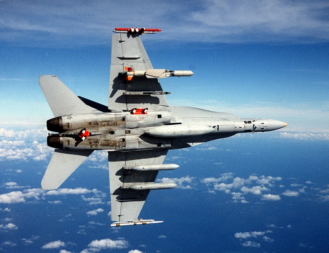 Chiến đấu cơ F/A-18 Hornet trang bị tên lửa SLAM-ER (phía trên).