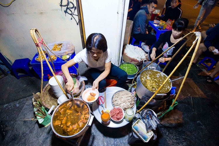 Hàng phở gánh cô Hoa mô phỏng lại hình ảnh những gánh phở của người Hà Nội xưa, đến nay đã bán được hơn 30 năm.