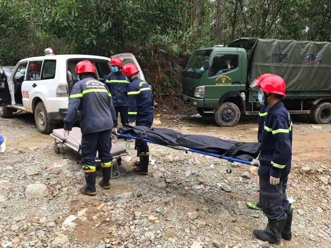 &nbsp;Lực lượng cứu hộ di chuyển một thi thể mới được tìm thấy ra khỏi khu vực thuỷ điện Rào Trăng 3