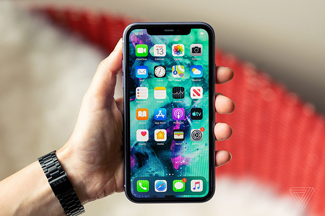 Màn hình của iPhone 11 có viền khá dày.