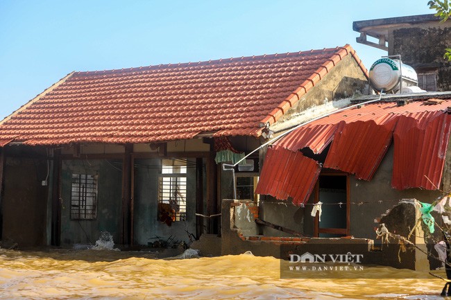 Tại thôn Phú Thọ, xã An Thủy, huyện Lệ Thủy, Quảng Bình, nhiều nhà dân sau nhiều ngày ngập trong nước đã bị những đợt sóng lớn, đánh sập, tan hoang.