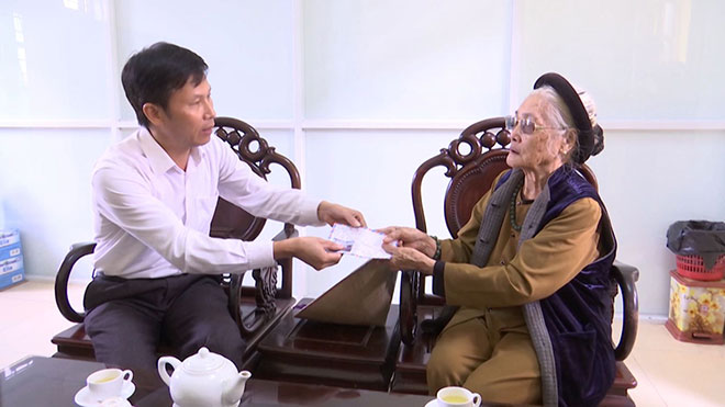 Cụ Lộc gửi 5 triệu đồng ủng hộ miền Trung đến Hội chữ thập đỏ tỉnh Bắc Ninh
