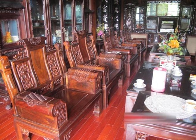 Có thông tin nói ông Cường đã thuê 50 thợ giỏi nhất về chạm khắc gỗ chuyên nghiệp của tỉnh Bắc Ninh để làm ra công trình đồ sộ này.
