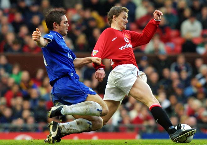 Solskjaer (áo đỏ) và Lampard đối đầu với nhau suốt từ thời cầu thủ...
