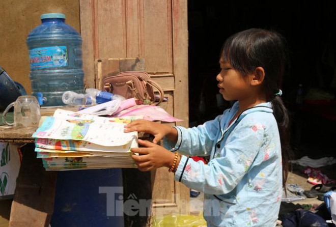 Sách vở bị lũ cuốn trôi, học sinh rốn lũ Quảng Bình khó khăn trước ngày trở lại trường - 1