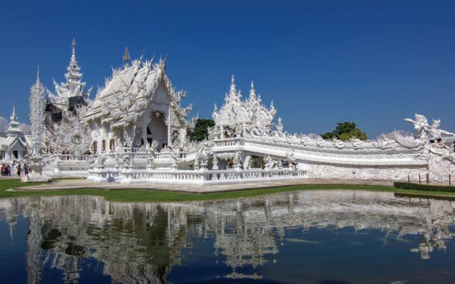 Ngôi chùa Wat Rong Khun có màu trắng &nbsp;vô cùng độc đáo.