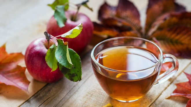 Uống trà và ăn táo là những cách dễ dàng để phòng ngừa và kiểm soát bệnh cao huyết áp - Ảnh minh họa từ Internet