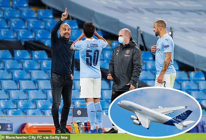 Pep Guardiola cùng các học trò gặp sự cố trên máy bay