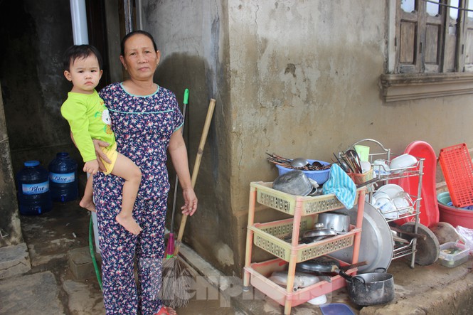 12 ngày không điện, không nước và không cơm của xóm nghèo bị cô lập hoàn toàn trong lũ - 1