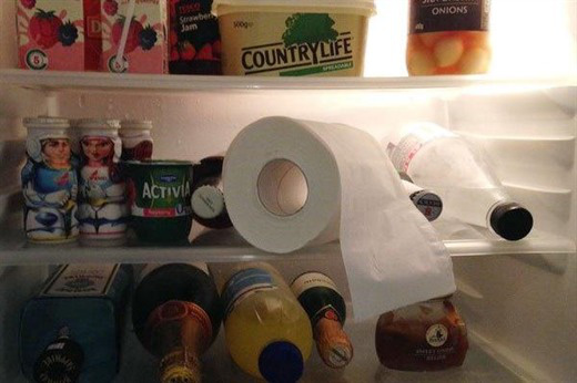 Quên cuộn giấy vệ sinh trong tủ lạnh, ai ngờ xảy ra điều kỳ diệu khiến chị em làm theo ngay - 1