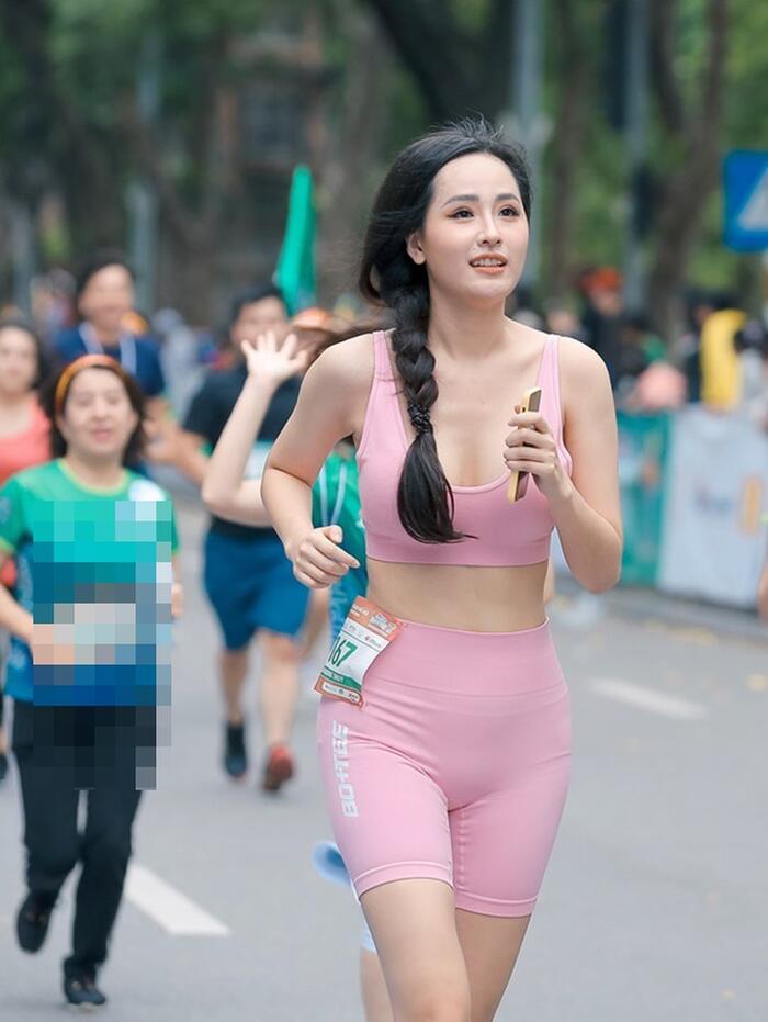 Mai Phương Thuý toả sáng trên đường phố khi tham gia chạy bộ.