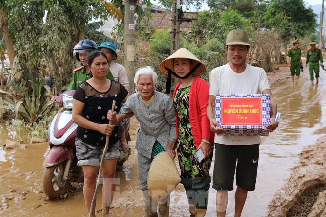 Người dân rốn lũ huyện Quảng Ninh, Quảng Bình xúc động trước sự quan tâm, động viên của Thủ tướng Nguyễn Xuân Phúc.