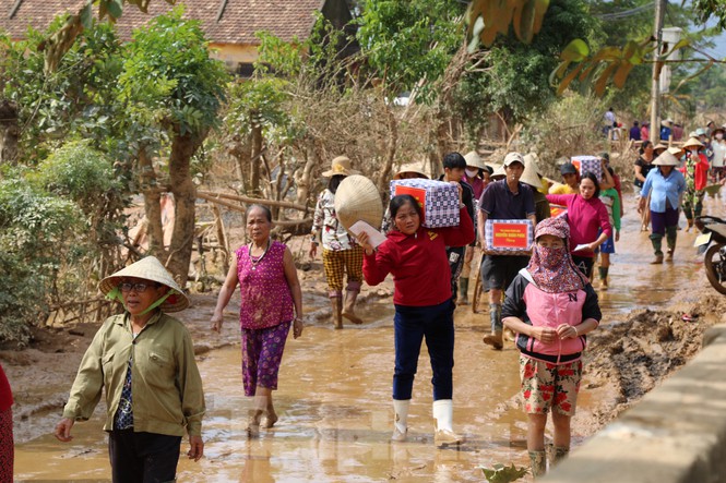 Hình ảnh Thủ tướng Nguyễn Xuân Phúc thăm hỏi, động viên nhân dân rốn lũ Quảng Bình - 10