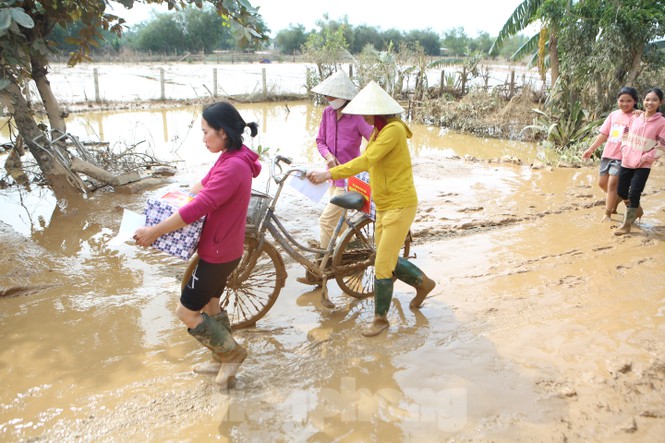 Hình ảnh Thủ tướng Nguyễn Xuân Phúc thăm hỏi, động viên nhân dân rốn lũ Quảng Bình - 11