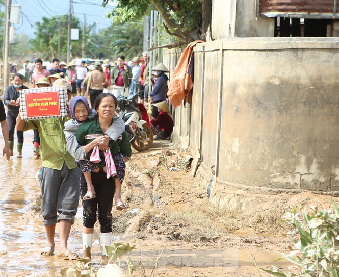 Hình ảnh Thủ tướng Nguyễn Xuân Phúc thăm hỏi, động viên nhân dân rốn lũ Quảng Bình - 13