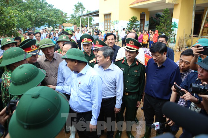 Thủ tướng biểu dương và động viên cán bộ, chiến sỹ lực lượng vũ trang tỉnh Quảng Bình trong công tác cứu hộ, cứu nạn và tham gia khắc phục hậu quả với nhân dân vùng lũ.