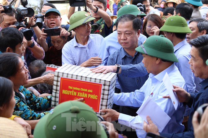 Thủ tướng thăm hỏi, động viên, tặng quà cho nhân dân bị mưa lũ, mong muốn bà con sớm ổn định cuộc sống.