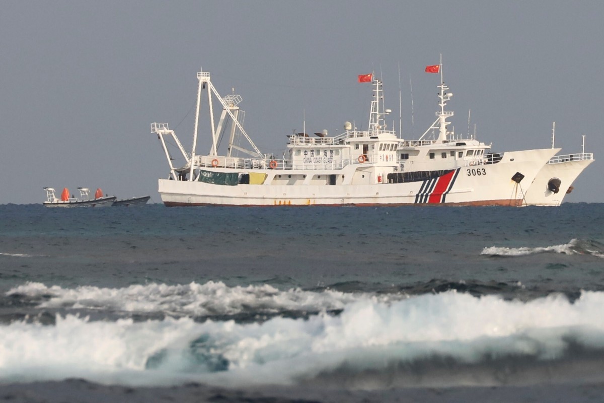 Các tàu tuần duyên Trung Quốc gần bãi cạn Scarborough năm 2017. Ảnh: Reuters