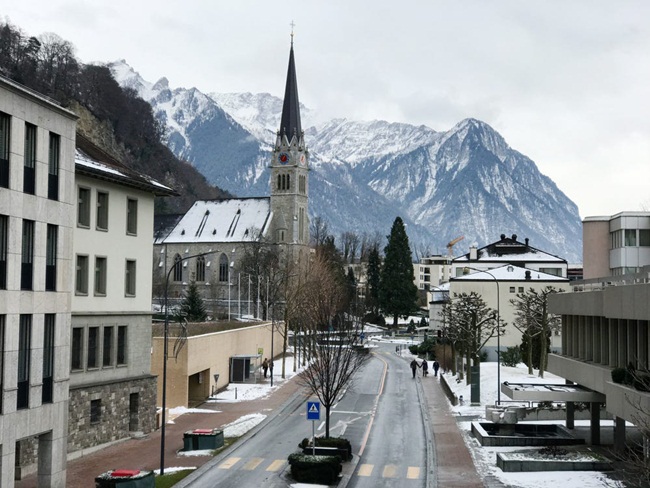 Liechtenstein chỉ rộng 160km2, nhỏ bằng 1/8 thành phố Los Angeles (Mỹ). Nước này nằm giữa Thụy Sỹ và Áo với dân số khoảng 38.000 người

