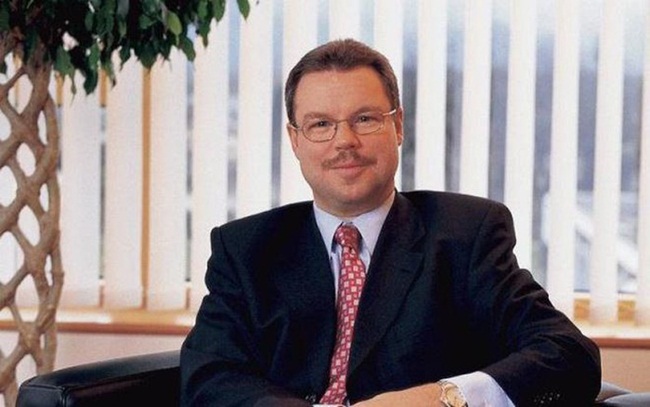 Ông có khối tài sản khoảng 4,3 tỷ USD. Zeller đảm nhận chức vụ CEO của Vivadent AG trong giai đoạn 1990 tới 2003. 
