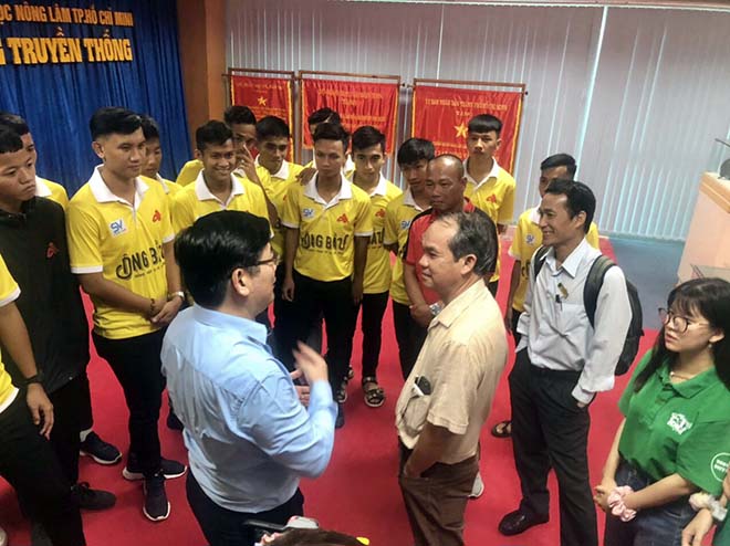 Bầu Đức thăm và động viên đội bóng Đại học Nông lâm TP.HCM trước thềm SV-League 2020.