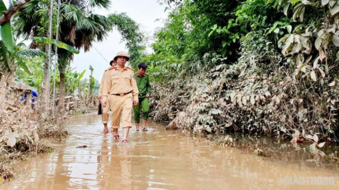 Đến sáng 25/10, nước lũ vẫn còn đọng lại ở nhiều khu vực xã Cẩm Thành.