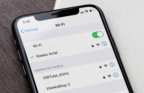 Người dùng nên hạn chế kết nối với WiFi công cộng để tránh bị tấn công. Ảnh: iGeeksBlog