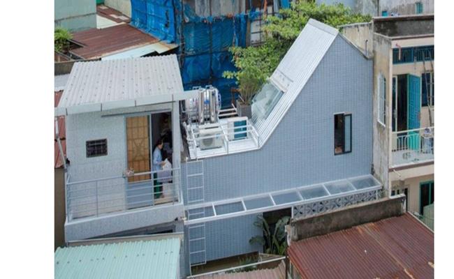 Toạ lạc trên diện tích đất chỉ 16,25 m2 trong một con hẻm tại quận Tân Bình (TP. HCM), ngôi nhà nhỏ 2 tầng có thiết kế vô cùng thông minh đã tạo ấn tượng mạnh cho người xem bởi “vóc dáng” mi nhon nhưng bên trong lại cực kỳ tiện nghi.
