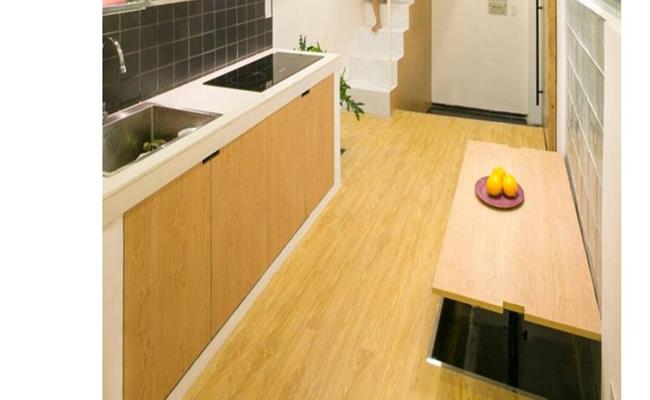 Khu vực bếp và không gian sinh hoạt chung được đặt ngay tầng 1. Để tối đa hóa không gian sử dụng, 1 góc sàn được nâng lên phục vụ như bàn ăn tiện lợi.
