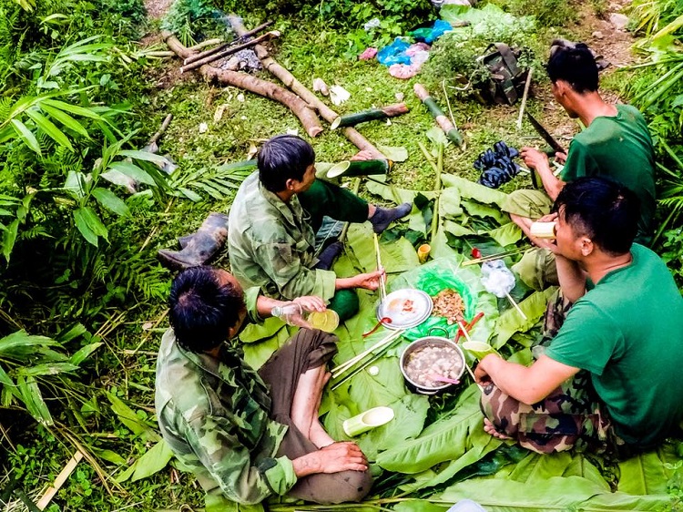 Những người săn ong có thể đi một mình hoặc đi thành nhóm,cùng nhau làm việc và&nbsp;ăn ngủ luôn tại rừng.