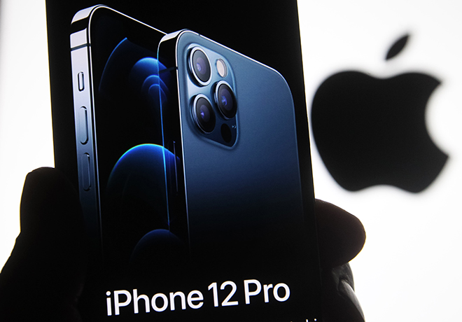 iPhone 12 Pro năm nay được yêu thích hơn&nbsp;vì đã có kích cỡ màn hình lớn hơn thế hệ iPhone 11 Pro.