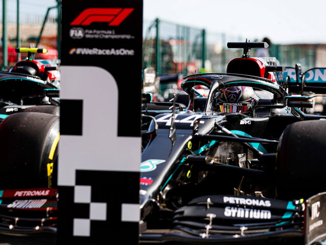 Lewis Hamilton cán đích và đoạt pole chặng đua Portugal GP 2020.