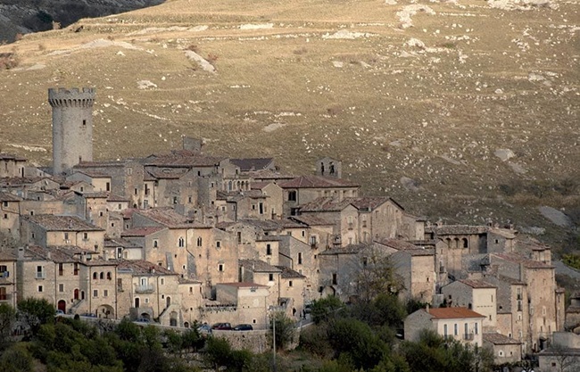 Ngôi làng có tên là&nbsp;Santo Stefano di Sessanio ở Italia. Đây&nbsp;là ngôi làng có từ thời trung cổ. Điều mà mọi người thắc mắc là không biết vì lý do gì nếu chuyển đến sống&nbsp;được nhận số tiền lớn như vậy.
