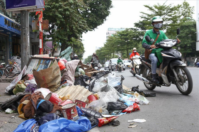 Đường phố Hà Nội lại ngập rác sau khi người dân chặn xe vào bãi rác Nam Sơn (Sóc Sơn, Hà Nội)