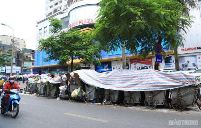 Từ tối 23/10, người dân hai xã Nam Sơn và Hồng Kỳ (huyện Sóc Sơn, Hà Nội) không cho ô tô vận chuyển rác vào Khu liên hiệp xử lý chất thải Nam Sơn. Điều này đã khiến nội thành Hà Nội ùn ứ lượng rác thải lớn.