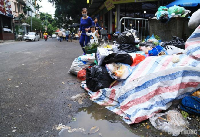 Rác chất thành đống lớn nhỏ, tràn xuống cả lòng đường gây ô nhiễm và cản trở giao thông trong khu vực.